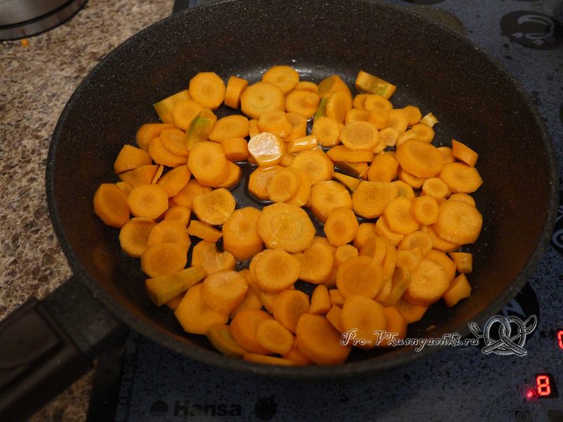 Кабачковая икра с помидорами на зиму - обжариваем морковь