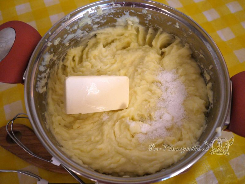 Картофельное пюре с молоком - добавляем масло в пюре