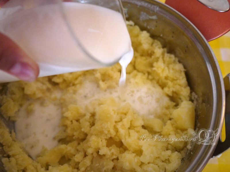 Картофельное пюре с молоком - добавляем в картофель молоко