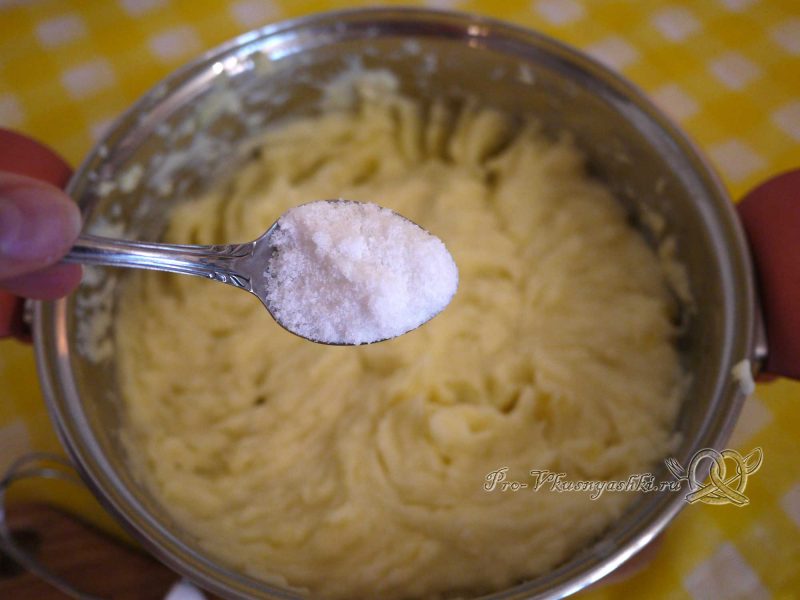 Картофельное пюре с молоком - добавляем соль в пюре