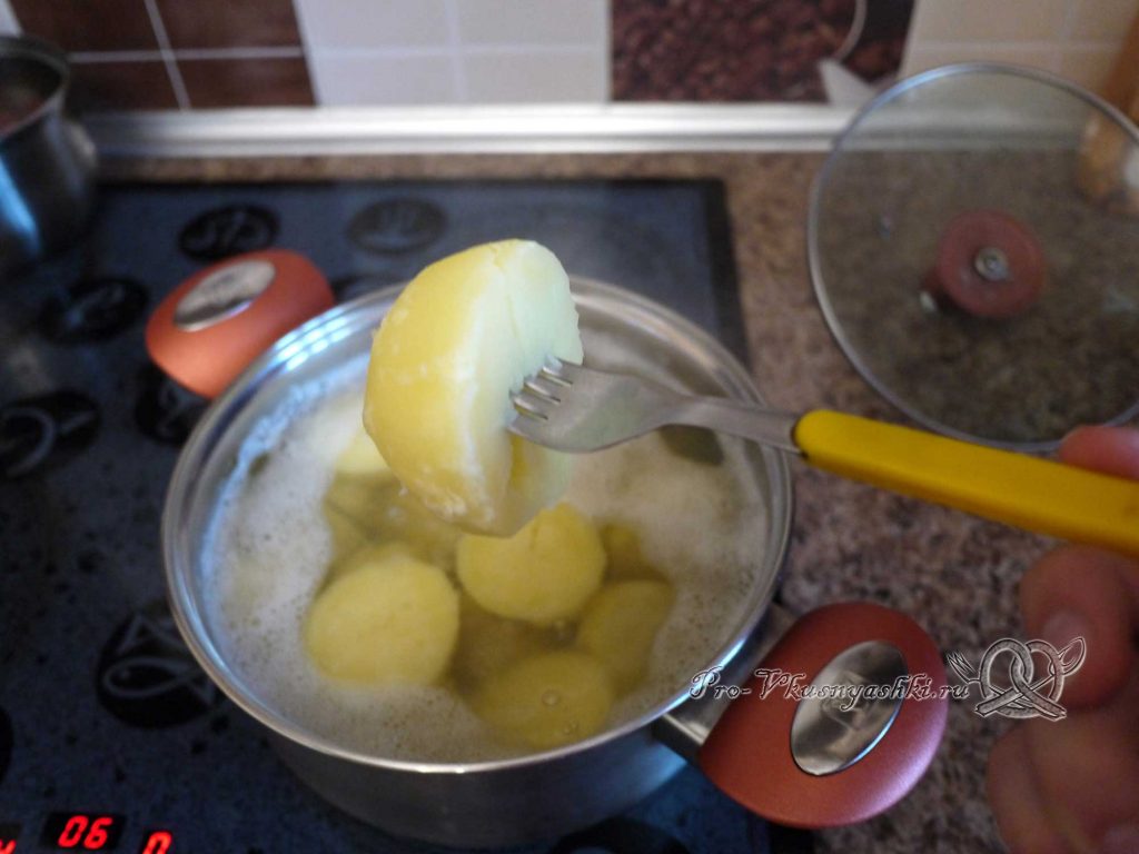 Картофельное пюре с молоком - проверяем готовность картофеля
