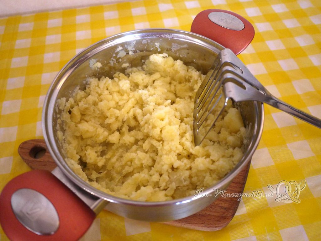 Картофельное пюре с молоком - разминаем картофель