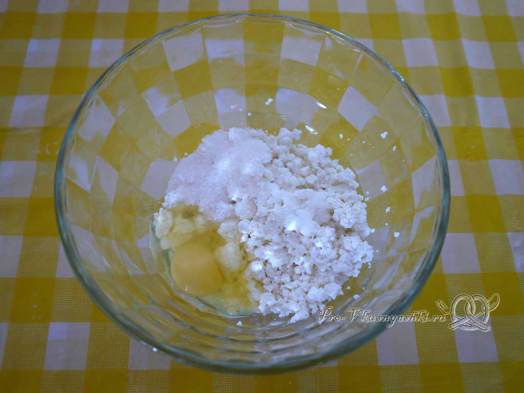 Ленивые вареники из творога - смешиваем творог, яйца и сахар