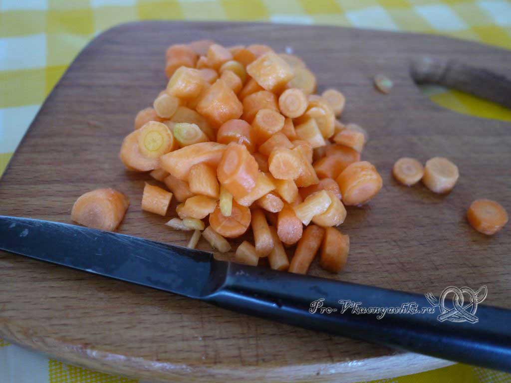 Летний суп с щавелем и ботвой - нарезаем морковь