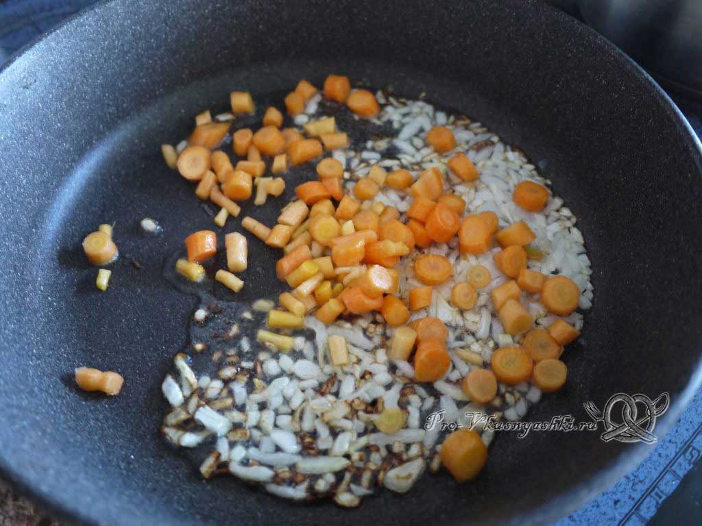 Летний суп с щавелем и ботвой - обжариваем морковь