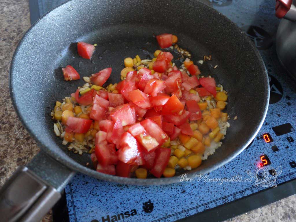 Летний суп с щавелем и ботвой - обжариваем помидоры