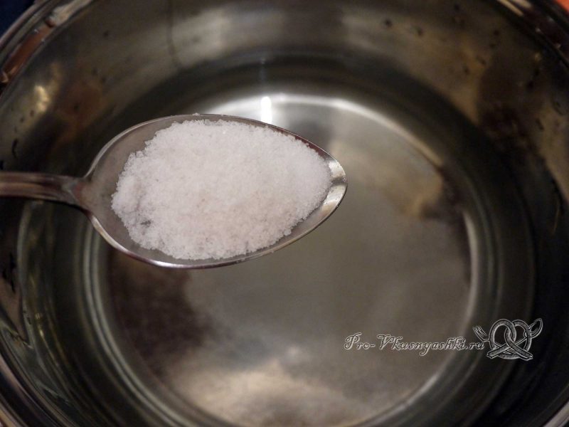 Маринованные хрустящие огурцы с перцем на зиму - добавляем соль в маринад