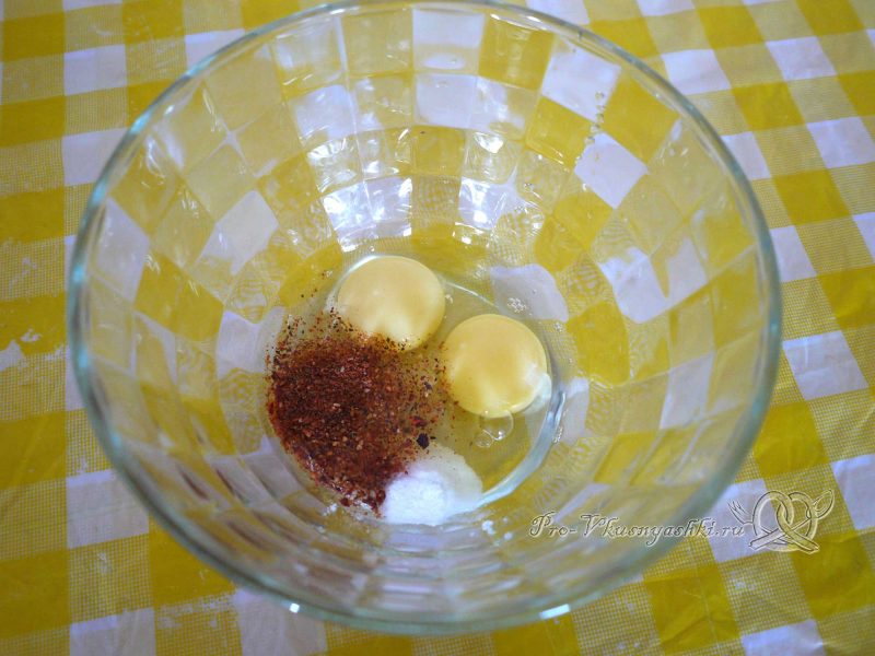 Оладьи из кабачков - смешиваем яйца, соль и специи