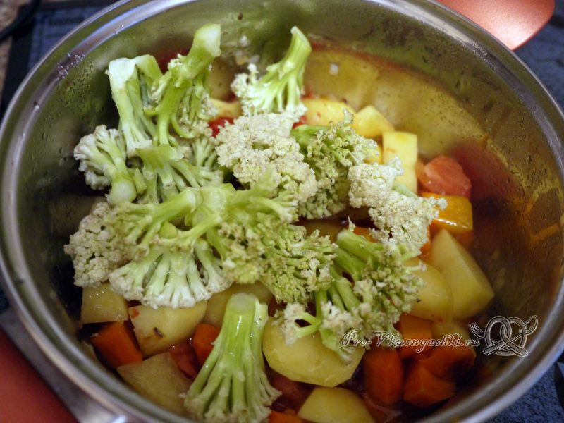 Овощное рагу с кабачками и мясом - тушим капусту