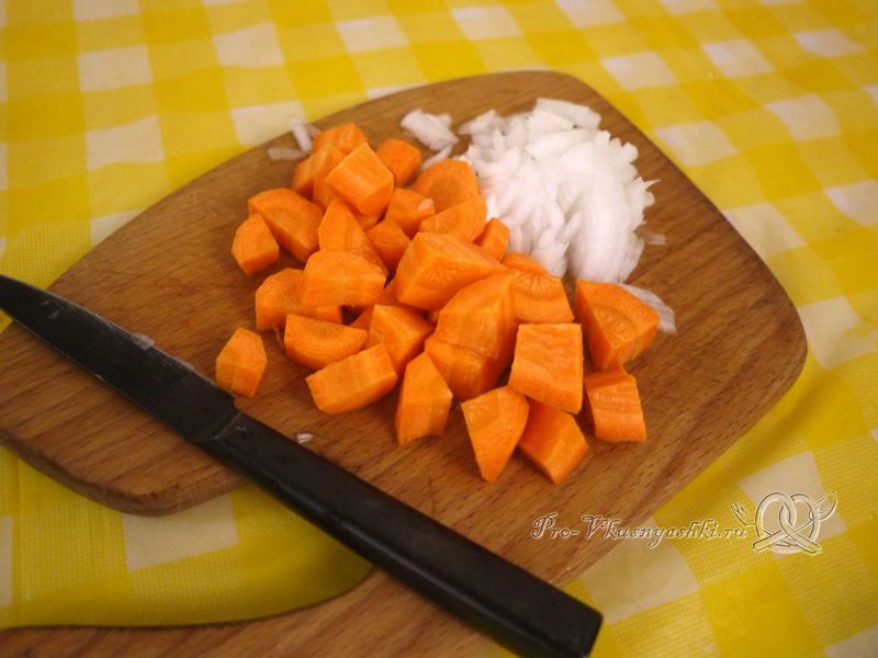 Овощное рагу с кабачками и мясом - нарезаем лук и морковь