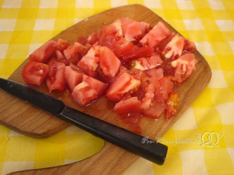 Овощное рагу с кабачками и мясом - нарезаем помидоры