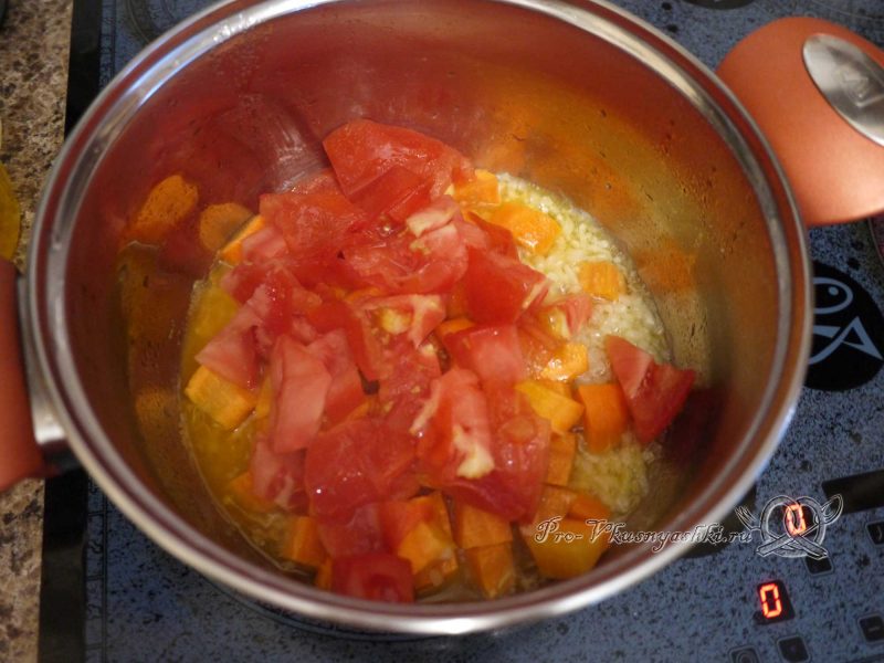 Овощное рагу с кабачками и мясом - обжариваем помидоры