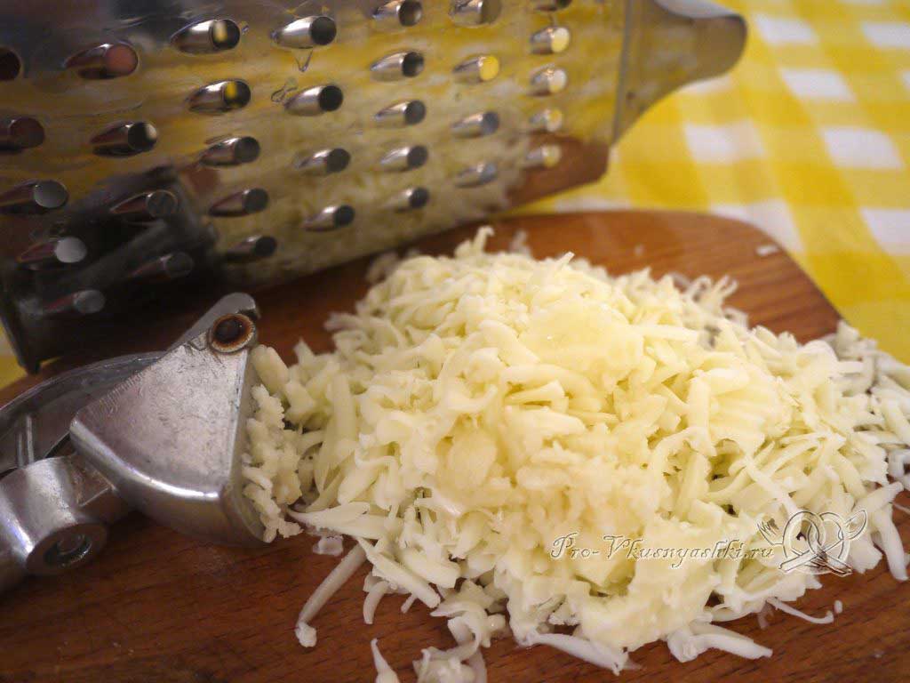 Рулет из кабачков в духовке - натираем сыр