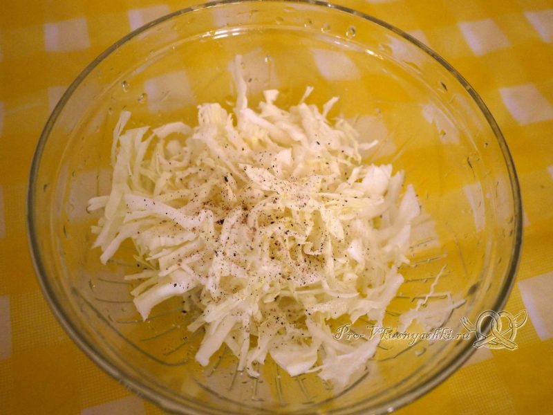 Шаурма с курицей в домашних условиях - добавляем специи и соль в капусту