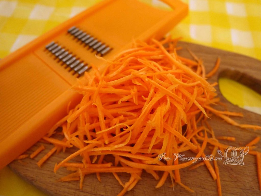 Шаурма с курицей в домашних условиях - натираем морковь на терке