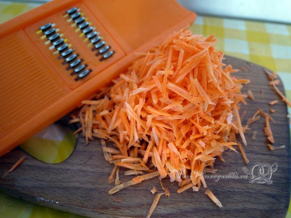 Шаурма в домашних условиях - натираем морковь на терке