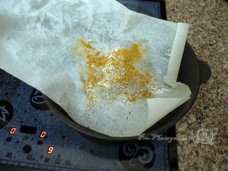 Шаурма в домашних условиях - посыпаем бумагу специями и солью