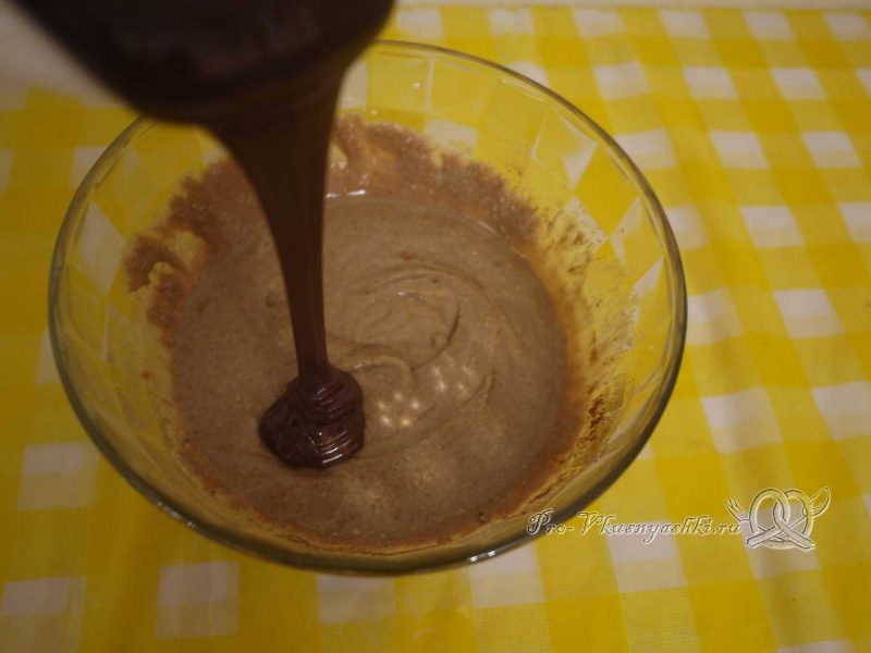 Шоколадный чизкейк из творога - добавляем растопленный шоколад в начинку