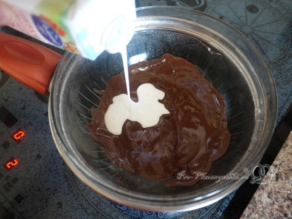 Шоколадный чизкейк из творога - добавляем сливки в шоколад