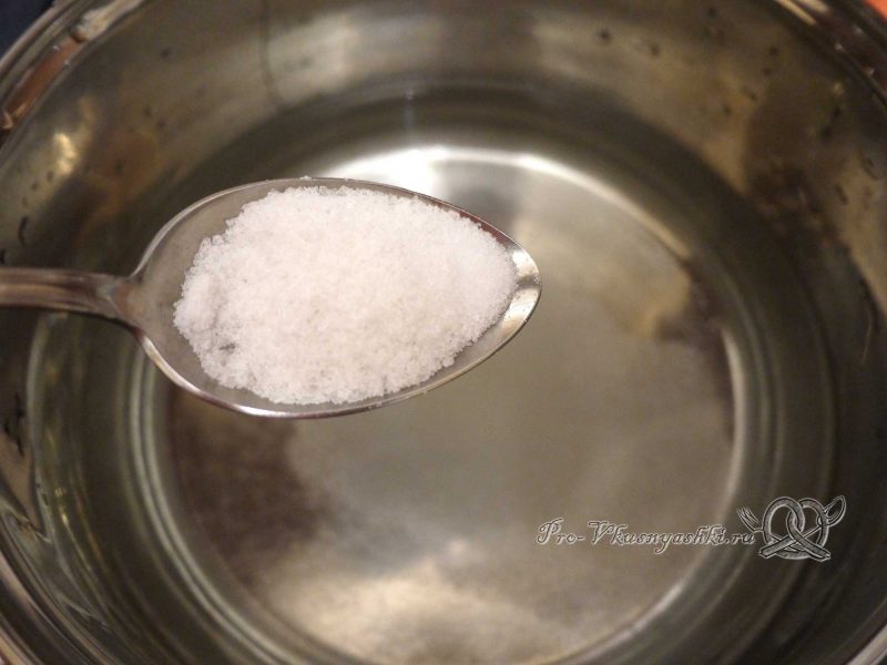 Соленые хрустящие огурцы на зиму - добавляем соль в воду