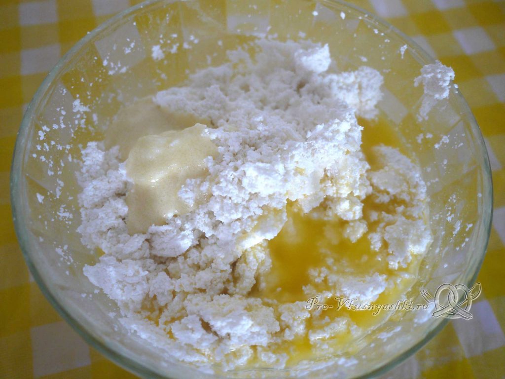 Творожный пудинг в духовке - смешиваем творог с сахарной смесью и маслом