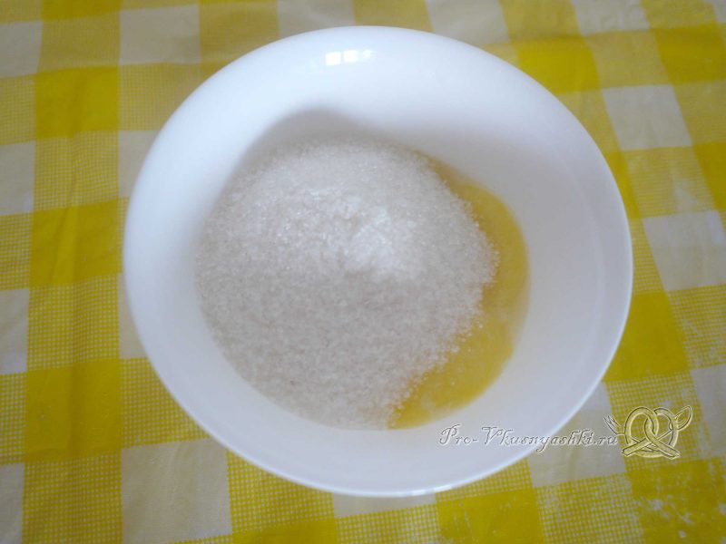 Творожный пудинг в духовке - смешиваем желтки с сахаром