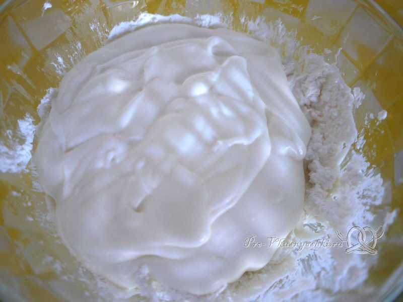 Творожный торт с желатином и малиной - добавляем сливки в творог