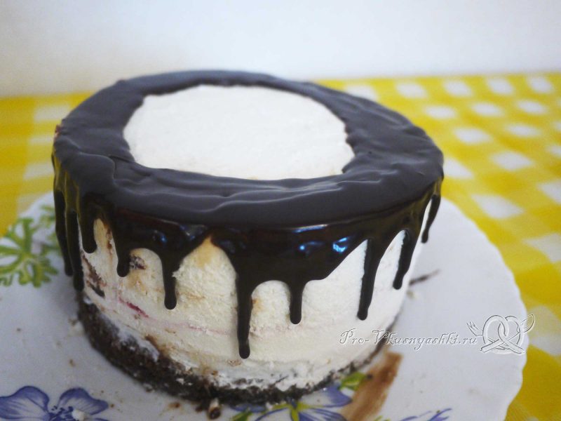 Творожный торт с желатином и малиной - покрываем торт глазурью