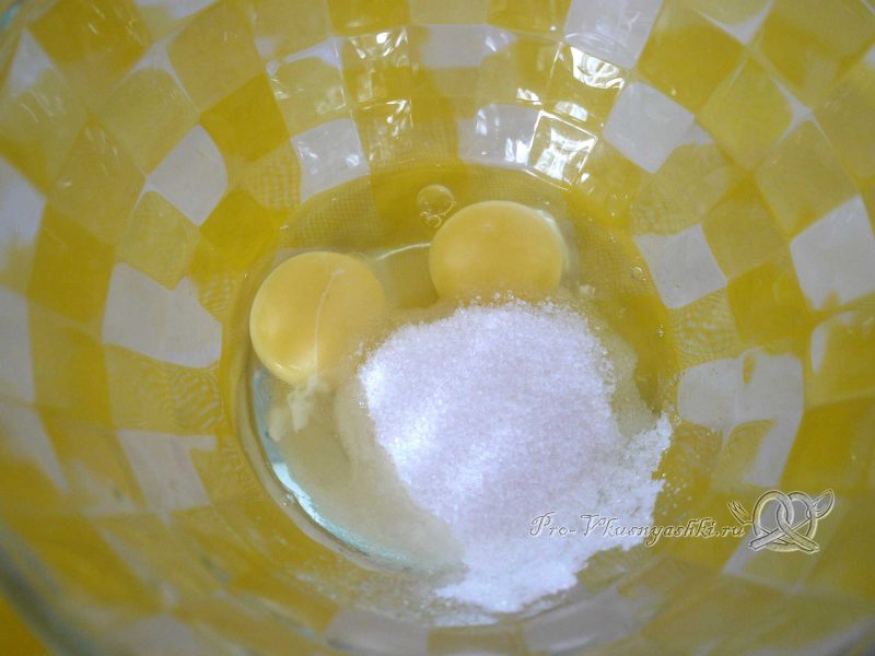 Творожный торт с желатином и малиной - смешиваем яйца с сахаром