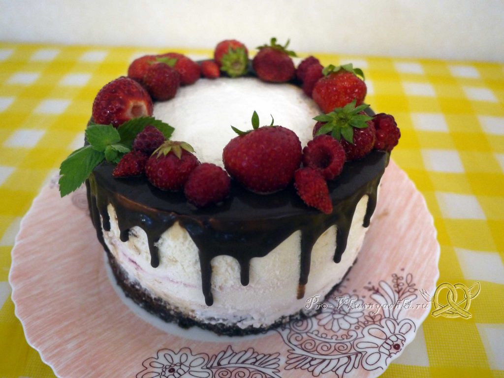 Творожный торт с желатином и малиной - украшаем торт ягодами
