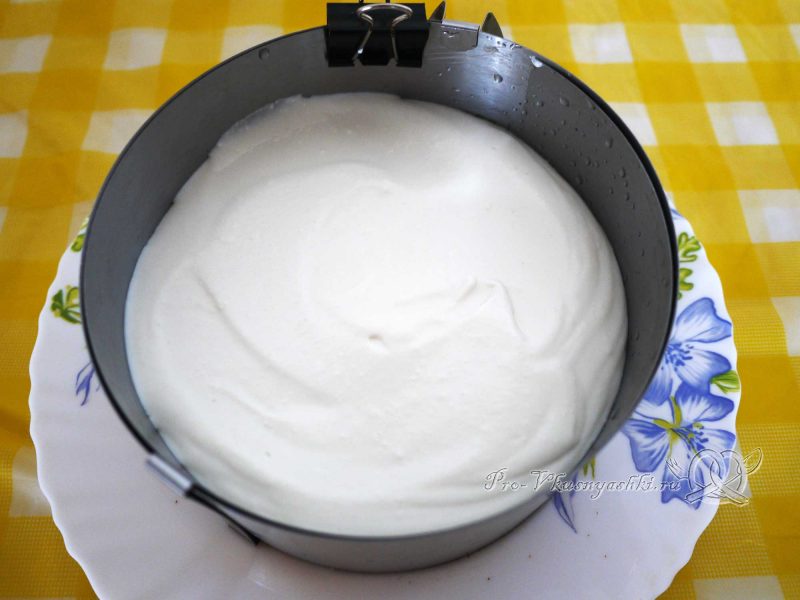 Творожный торт с желатином и малиной - выливаем половину творожной начинки