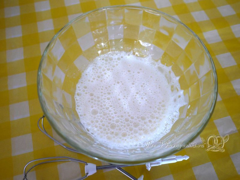 Творожный торт с желатином и малиной - взбиваем яйца с сахаром