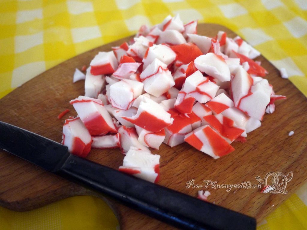 Салат с крабовыми палочками и кукурузой - нарезаем крабовое мясо