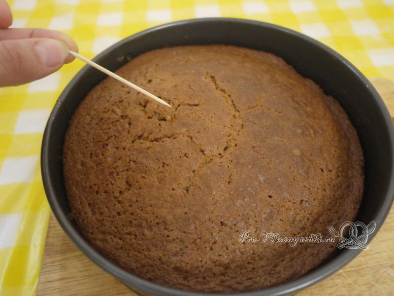 Шоколадный торт с желейной прослойкой - проверяем готовность бисквита