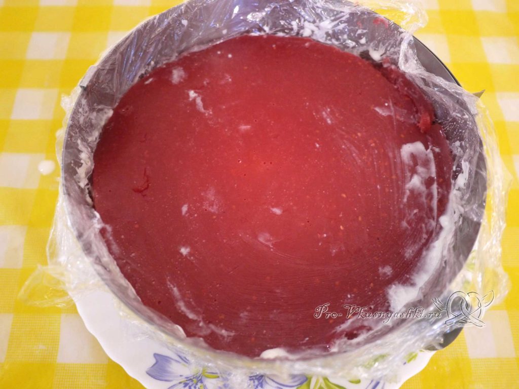 Шоколадный торт с желейной прослойкой - выкладываем ягодное кули