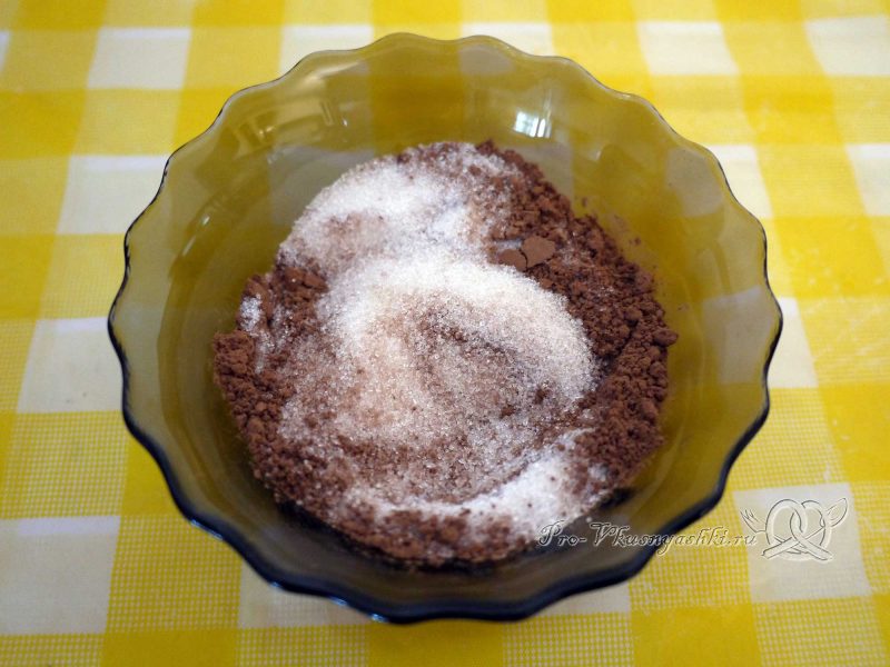 Сладкий торт из кабачков - смешиваем сахар с какао