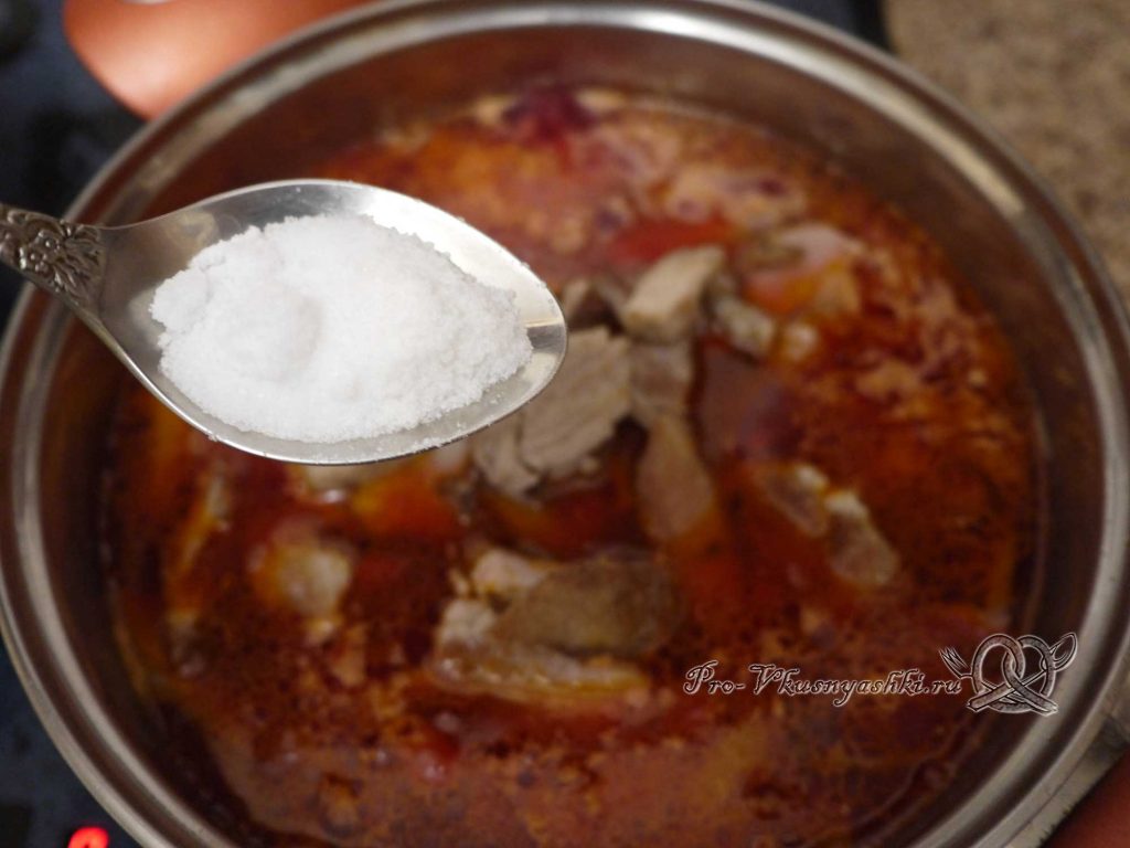 Борщ классический с мясом - добавляем соль в суп