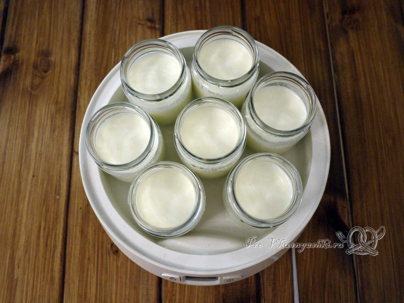 Домашний йогурт без закваски - разливаем молочную смесь по баночкам