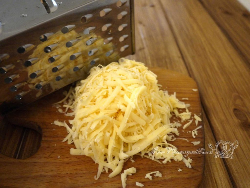 Гнезда из макарон с фаршем в духовке - натираем сыр