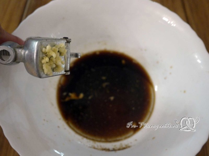 Говядина запеченная в духовке в фольге - добавляем чеснок в маринад