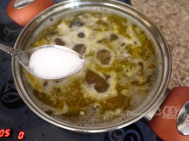 Грибной суп из лесных грибов - добавляем в бульон соль