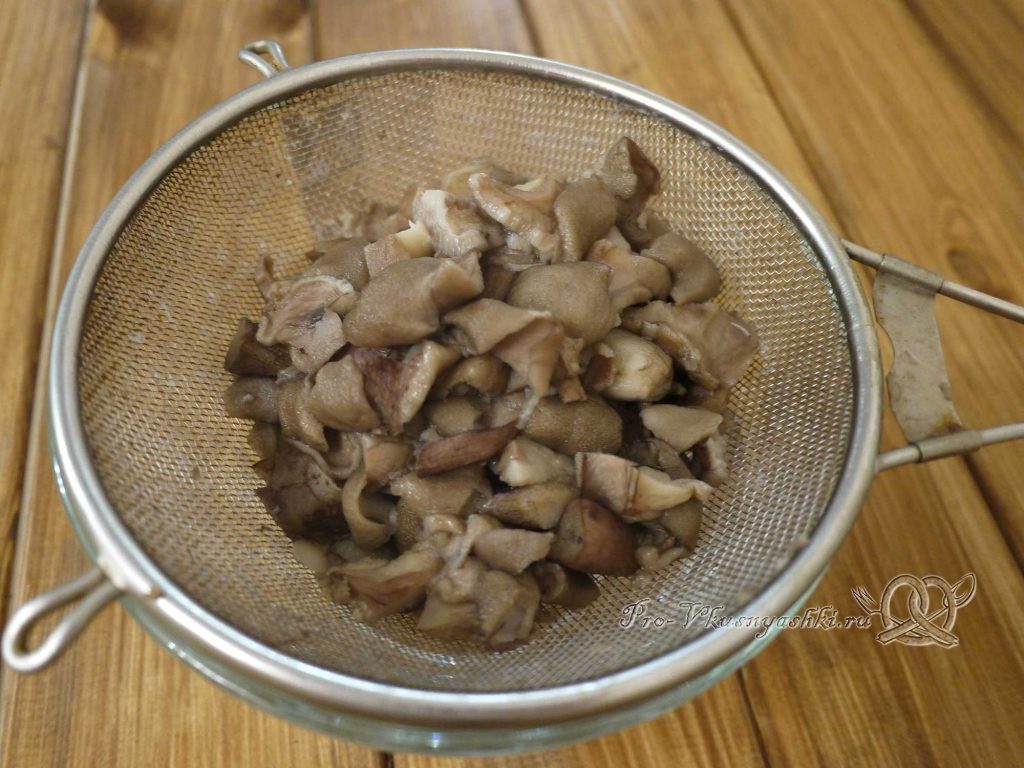 Грибной суп из лесных грибов - сливаем бульон с грибов
