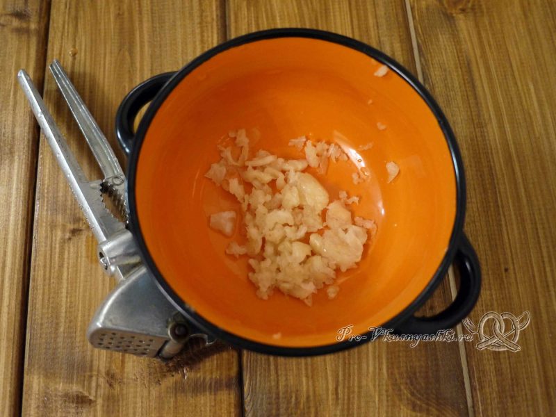 Картофель запеченный в духовке в фольге - измельчаем чеснок