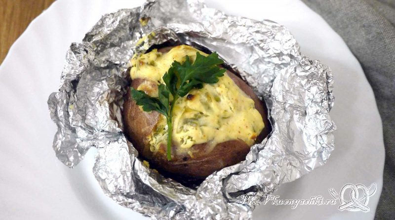 Картофель запеченный в духовке в фольге - подача