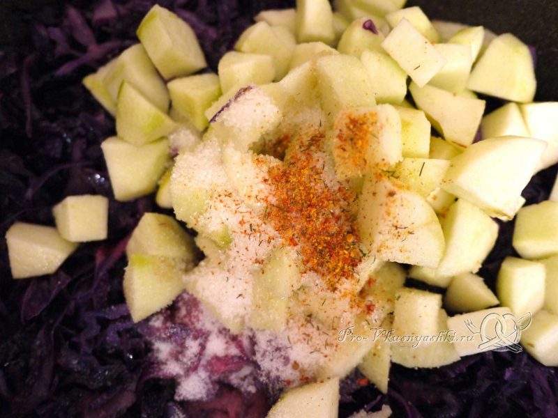 Краснокочанная капуста, тушеная с яблоками - добавляем соль и специи