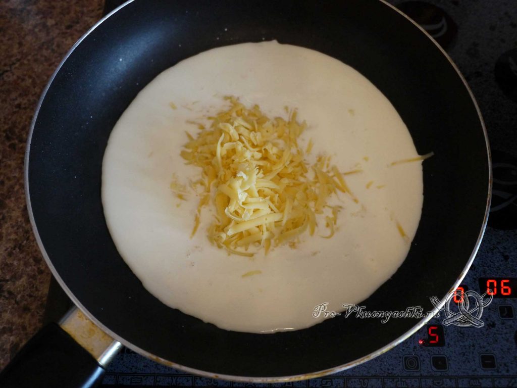 Макароны в сливочно-сырном соусе - нагреваем сыр со сливками