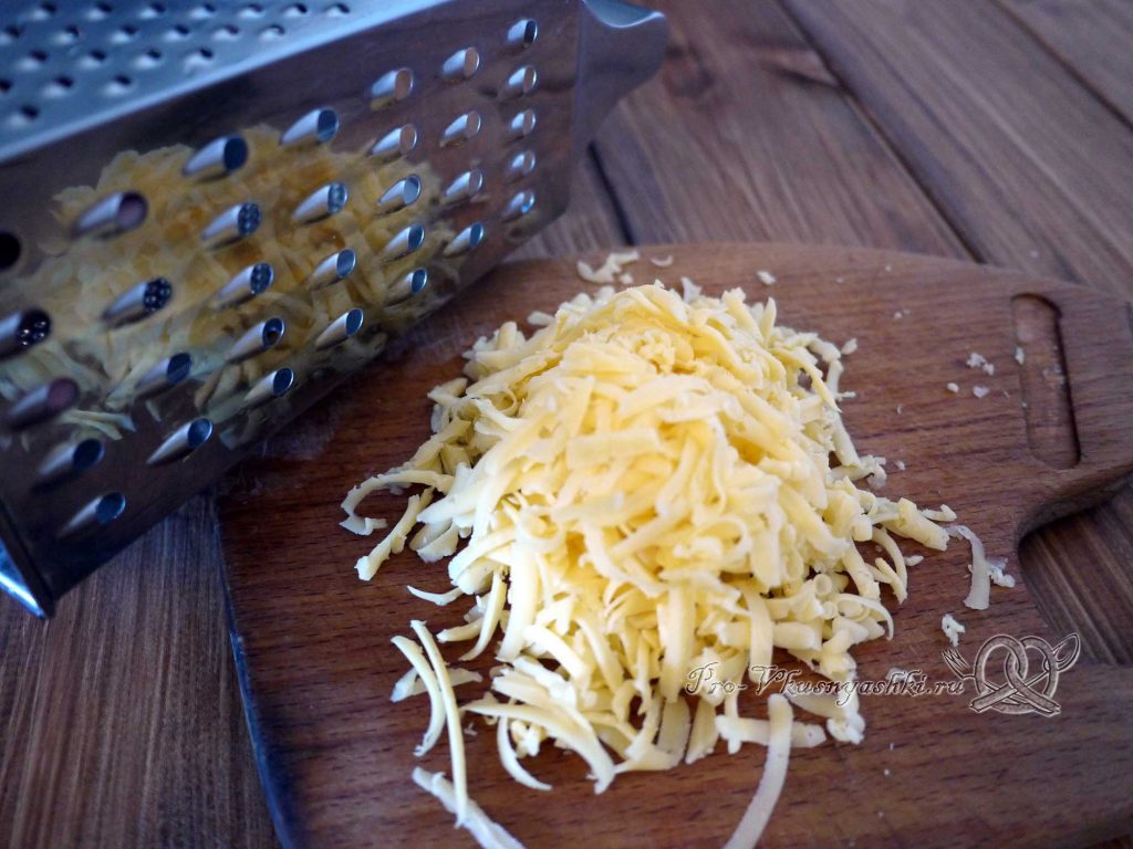 Макароны в сливочно-сырном соусе - натираем сыр