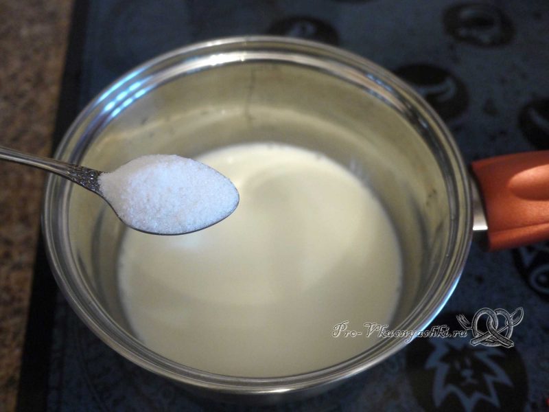 Манная каша на молоке без комочков - добавляем сахар в молоко