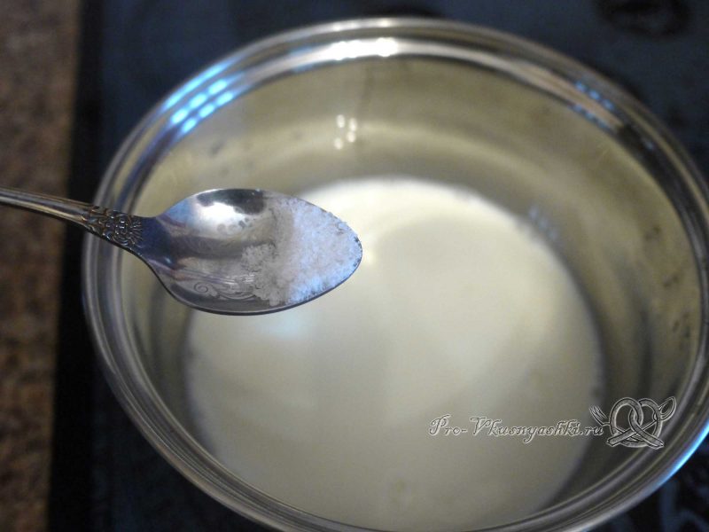 Манная каша на молоке без комочков - добавляем в соль молоко
