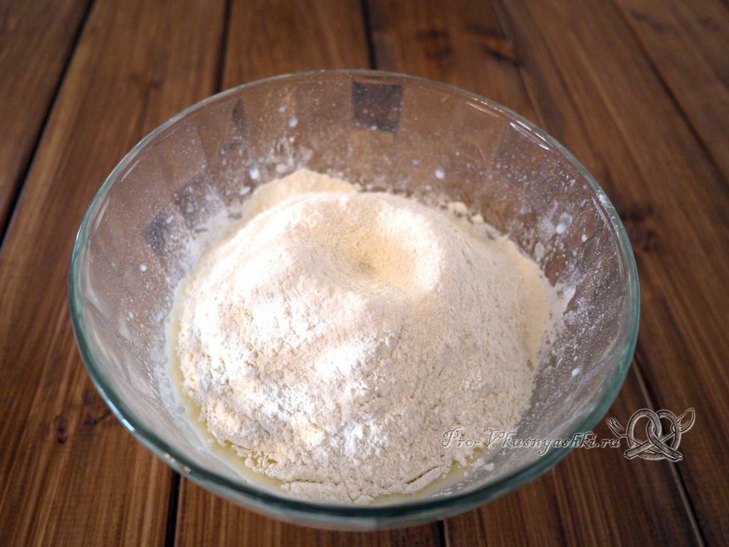 Пышные панкейки на молоке - добавляем муку и разрыхлитель в тесто